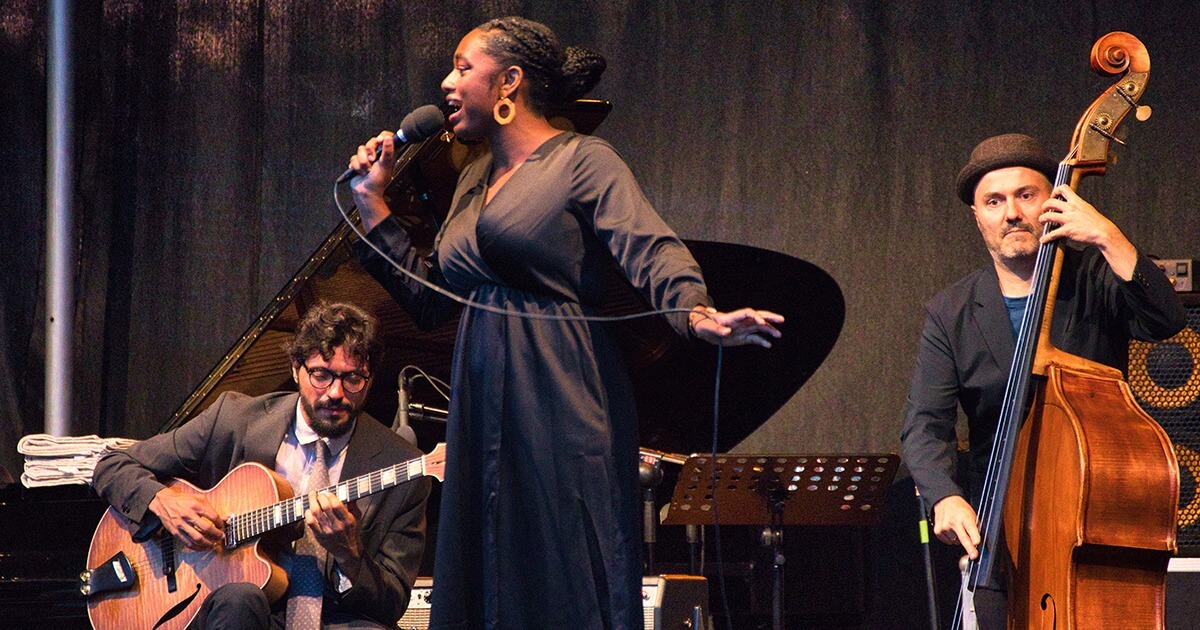 ¡La Generación Z se apasiona por el jazz! Samara Joy provoca un nuevo movimiento musical - Old School × New Social